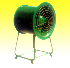 038型喷雾降温风机主要用于钢厂、砖厂、陶瓷厂、焦化厂等高温岗位的通风降温和加温。其仰俯可调，易于移动。